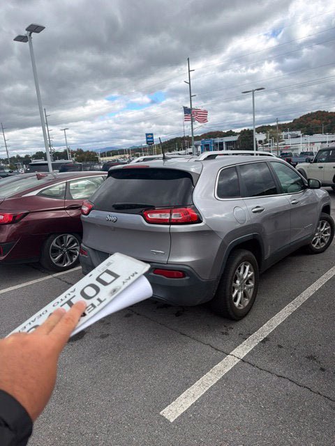 Used 2018 Jeep Cherokee Latitude FWD image 4