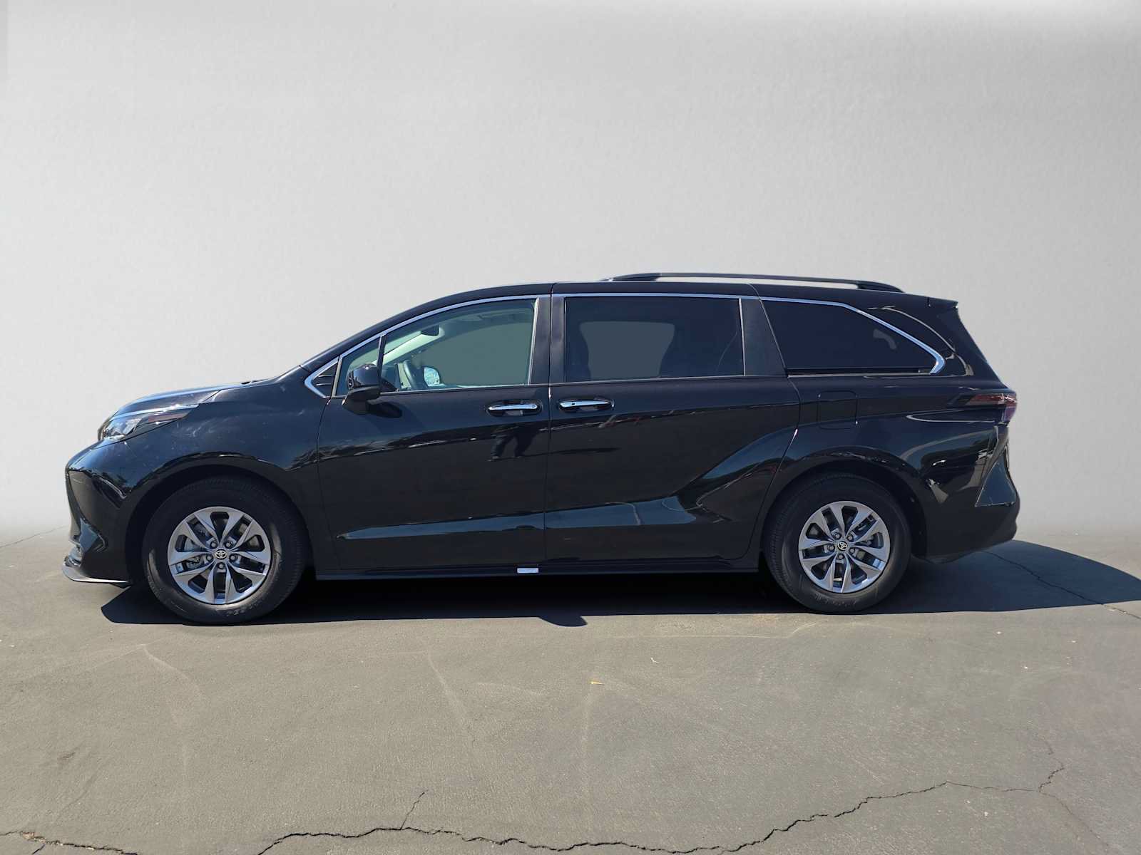 Certified 2026 Toyota Sienna XLE FWD image 6