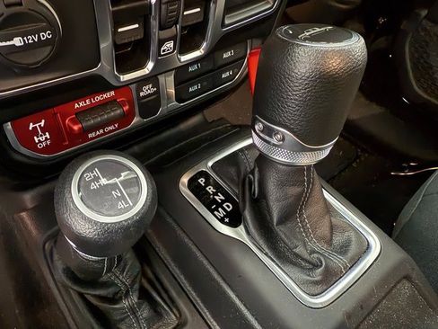 Used 2025 Jeep Gladiator Mojave w/ Convenience Group image 15