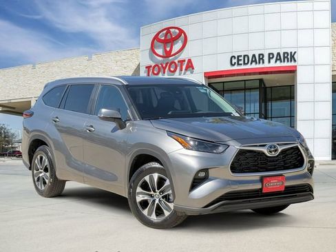 Used 2025 Toyota Highlander XLE FWD image 1