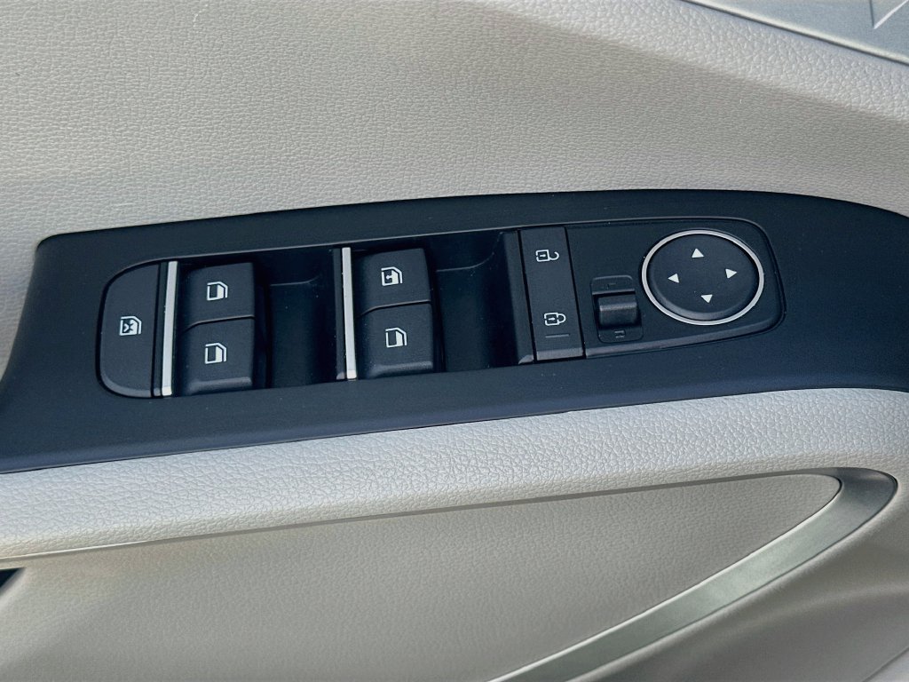 Used 2025 Kia Soul LX w/ LX Technology Package FWD image 17