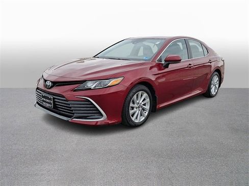 Certified 2021 Toyota Camry LE image 1