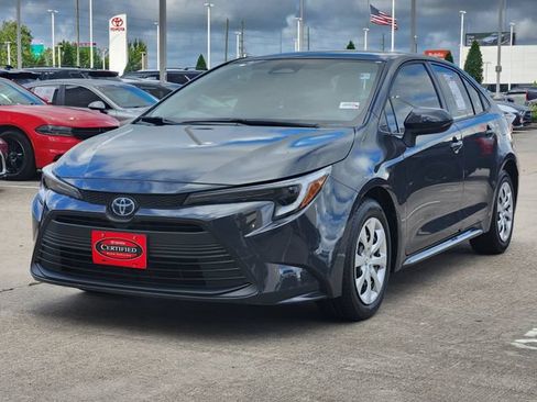 Certified 2025 Toyota Corolla LE FWD image 3