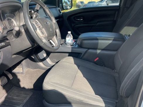 Used 2019 Nissan Titan SV w/ SV Convenience Package image 3