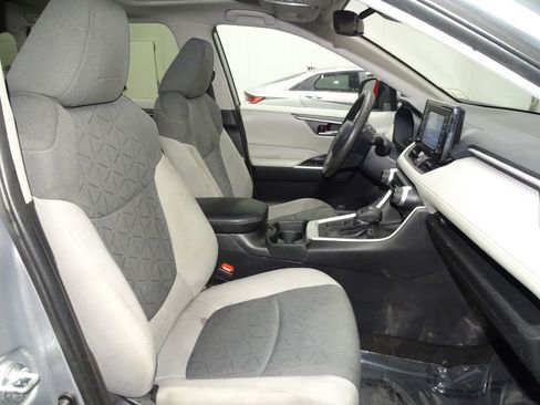 Used 2021 Toyota RAV4 XLE w/ Convenience Package FWD image 16