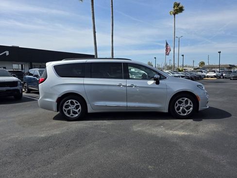 Used 2023 Chrysler Pacifica Limited image 13