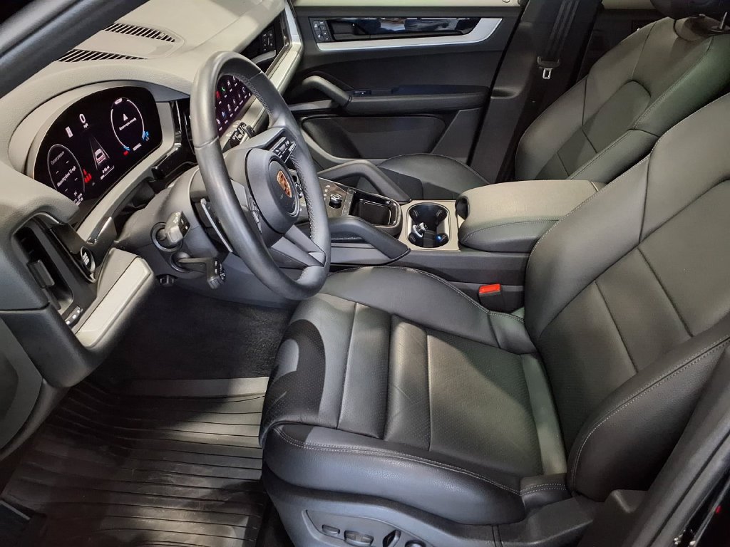 Used 2024 Porsche Cayenne AWD/4WD image 12