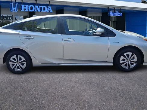 Used 2017 Toyota Prius Four FWD image 9