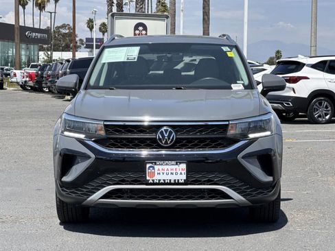 Used 2022 Volkswagen Taos SE image 2