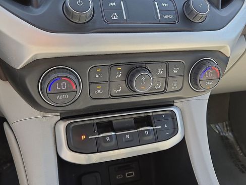 Used 2023 GMC Acadia SLT AWD/4WD image 29