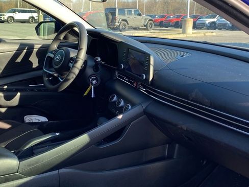 Used 2021 Hyundai Elantra SE image 28