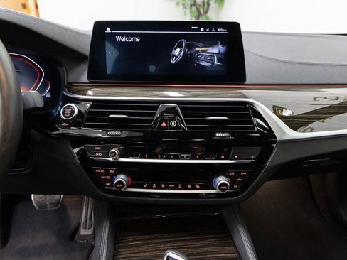 Used 2020 BMW M550i xDrive w/ Dynamic Handling Package image 18