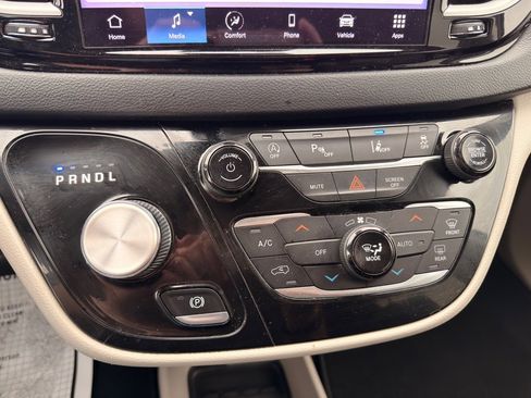 Used 2022 Chrysler Pacifica Touring-L image 36