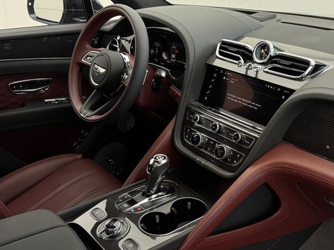 Used 2025 Bentley Bentayga image 39