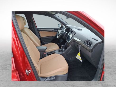 Used 2023 Volkswagen Tiguan SE w/ Panoramic Sunroof Package image 10