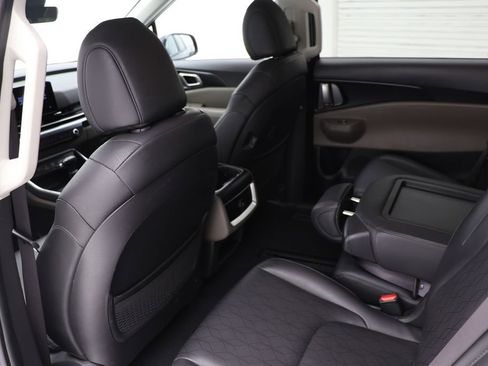 Used 2025 Kia Carnival FWD image 11