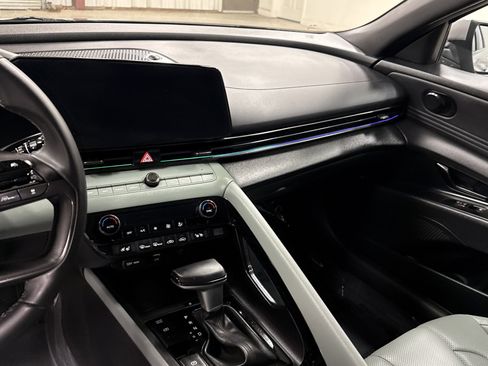 Used 2025 Hyundai Elantra Limited image 8