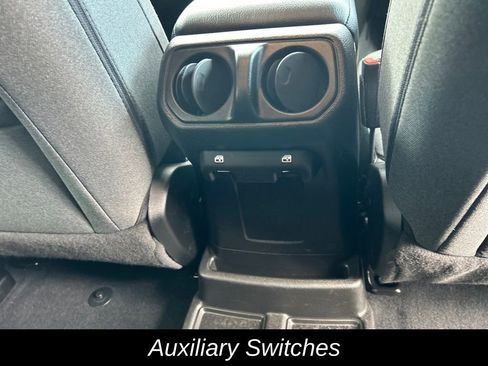 Used 2024 Jeep Wrangler Unlimited image 31