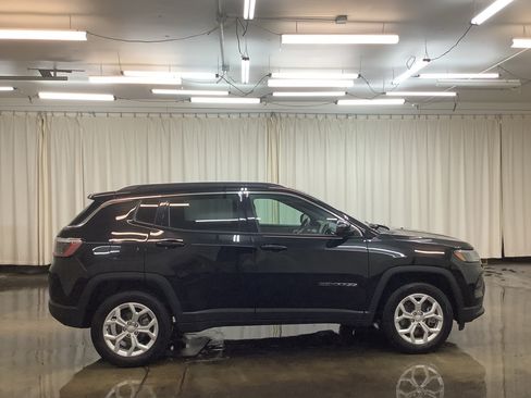 Used 2024 Jeep Compass Latitude AWD/4WD image 4