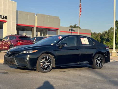 Used 2023 Toyota Camry SE image 2