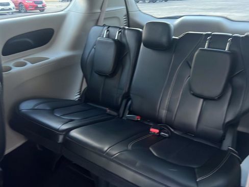 Used 2023 Chrysler Pacifica Touring-L image 14