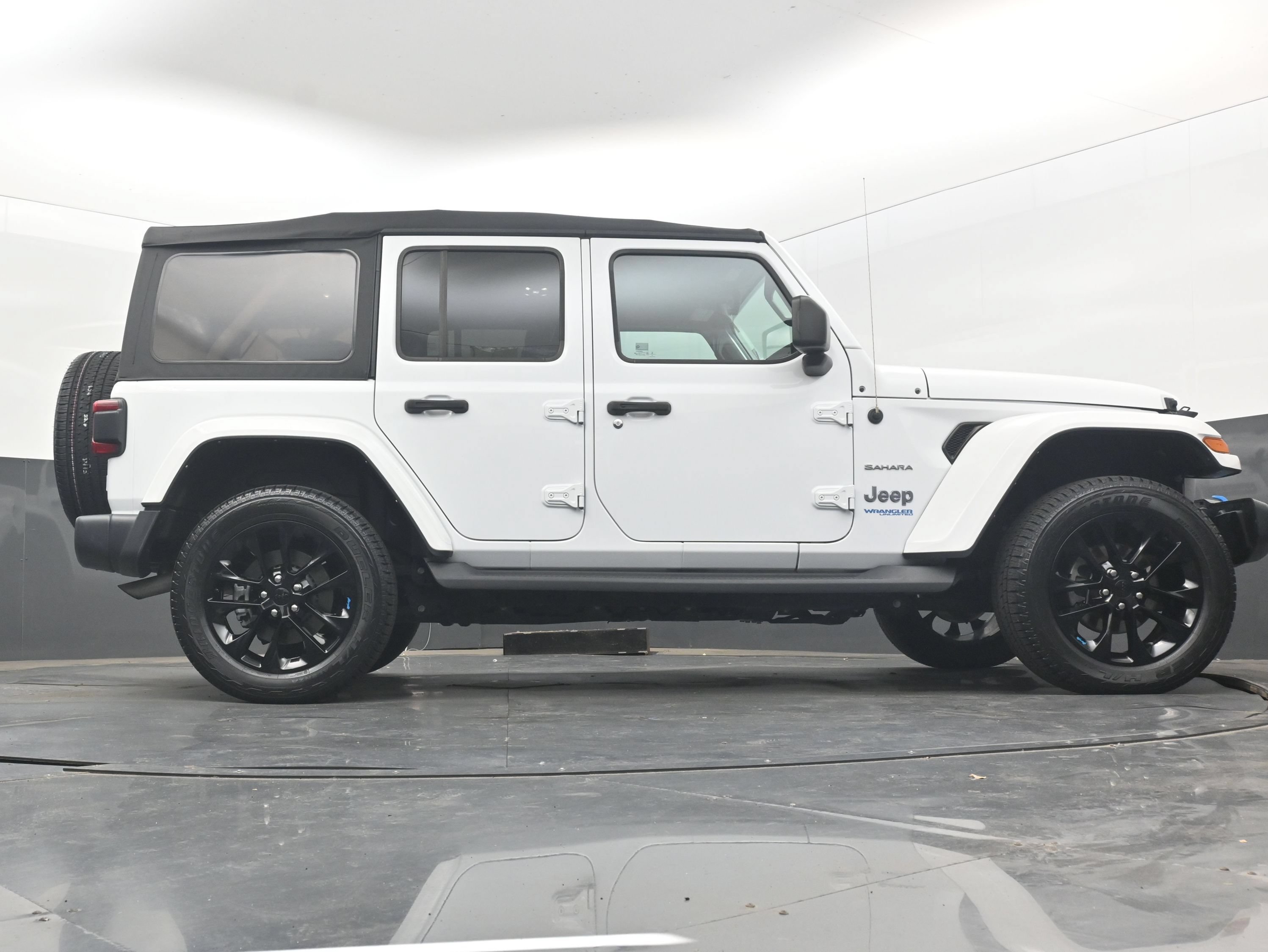 Used 2022 Jeep Wrangler Unlimited Sahara AWD/4WD image 18