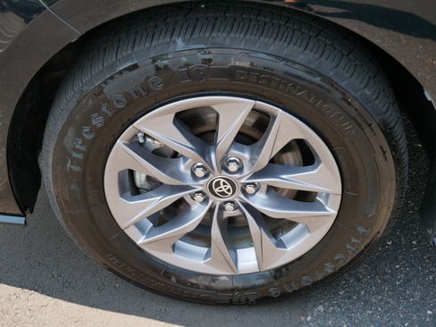 Used 2024 Toyota Sienna XLE FWD image 15