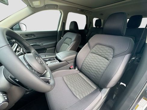 New 2025 Nissan Pathfinder SV w/ SV Premium Package image 21