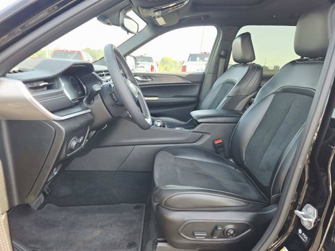 Used 2024 Jeep Grand Cherokee L Altitude AWD/4WD image 13