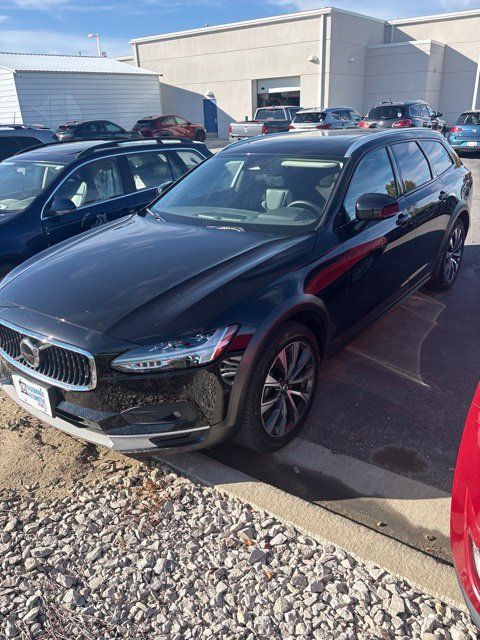 Used 2025 Volvo V90 B6 Cross Country Plus AWD/4WD image 4
