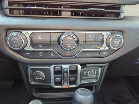 Used 2025 Jeep Gladiator Sport image 8