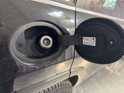 Used 2019 Jeep Cherokee Limited w/ Technology Group image 16