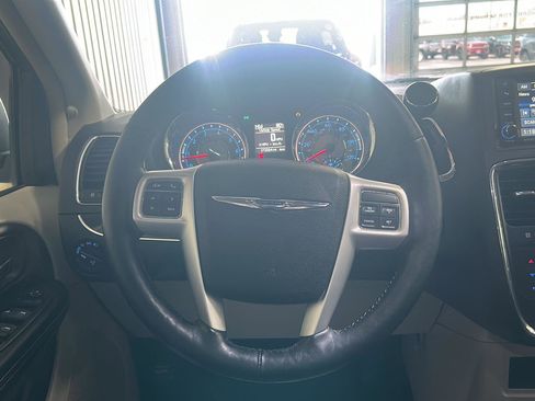 Used 2015 Chrysler Town & Country Touring w/ Driver Convenience Group FWD image 25