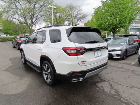 Used 2023 Honda Pilot Touring image 4