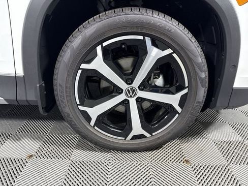 New 2025 Volkswagen Tiguan SE image 12