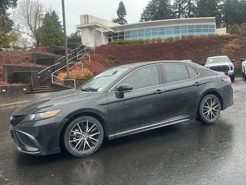 Certified 2023 Toyota Camry SE image 1