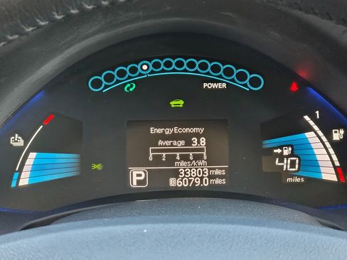 Used 2015 Nissan Leaf SV image 28