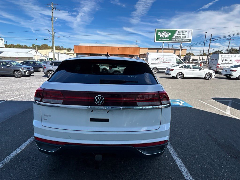 Used 2024 Volkswagen Atlas Cross Sport SE FWD image 3