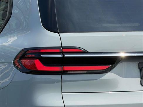 Used 2023 BMW X7 xDrive40i w/ M Sport Package AWD/4WD image 13