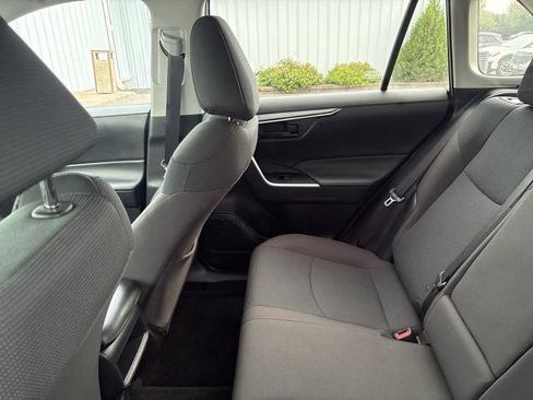 Used 2021 Toyota RAV4 LE AWD/4WD image 9