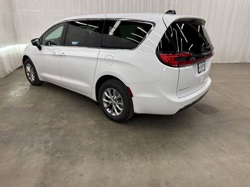 New 2026 Chrysler Pacifica Select image 28