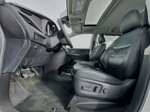Used 2018 Toyota Sienna SE w/ SE Preferred Package image 15