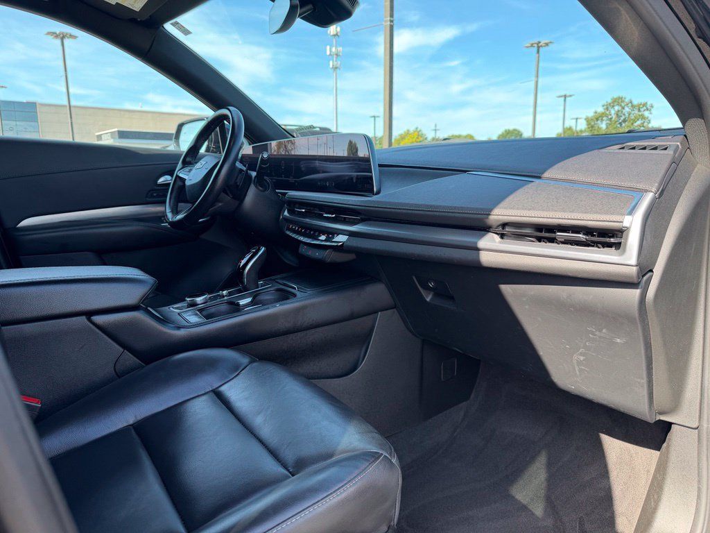 Used 2025 Cadillac XT4 Premium Luxury FWD image 33