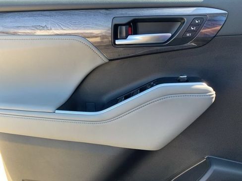 New 2025 Toyota Highlander Platinum AWD/4WD image 11
