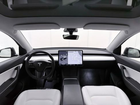 Used 2022 Tesla Model Y Long Range image 28