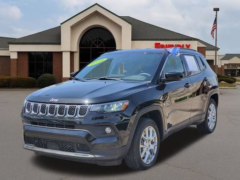 Used 2024 Jeep Compass Latitude AWD/4WD image 2