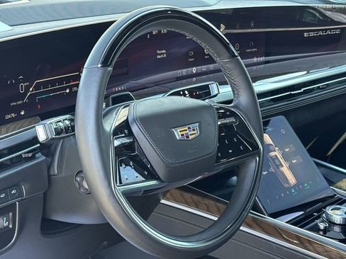 Certified 2025 Cadillac Escalade ESV Sport Platinum w/ LPO, Floor Liner Package AWD/4WD image 18