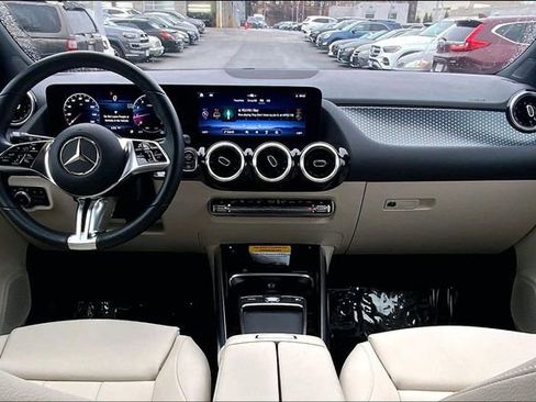 Used 2025 Mercedes-Benz GLA 250 4MATIC image 11
