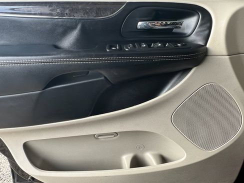 Used 2016 Chrysler Town & Country Touring image 12