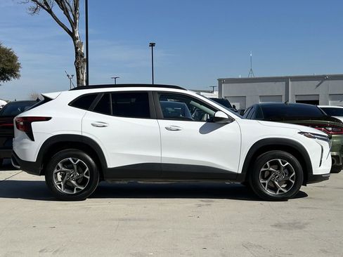 Used 2025 Chevrolet Trax LT w/ LT Convenience Package image 3